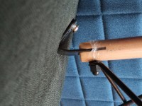 Видно ,как угол крепления начинает давить в пластик сиденья